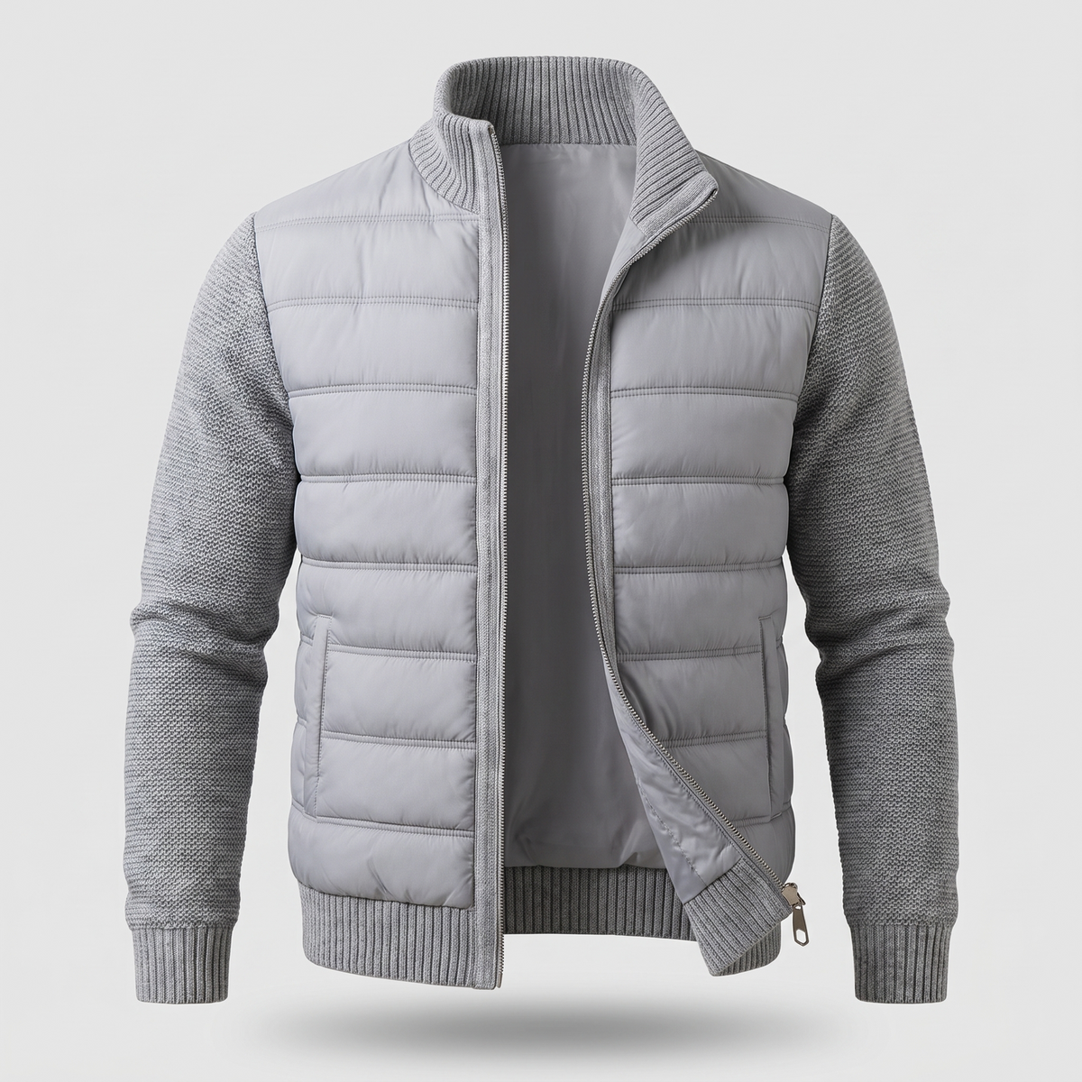 Hellgraue Jacke mit gestepptem Korpus und Strickärmeln, leicht geöffnet, Frontansicht ohne Model 3
