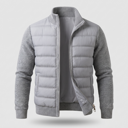 Hellgraue Jacke mit gestepptem Korpus und Strickärmeln, leicht geöffnet, Frontansicht ohne Model 3