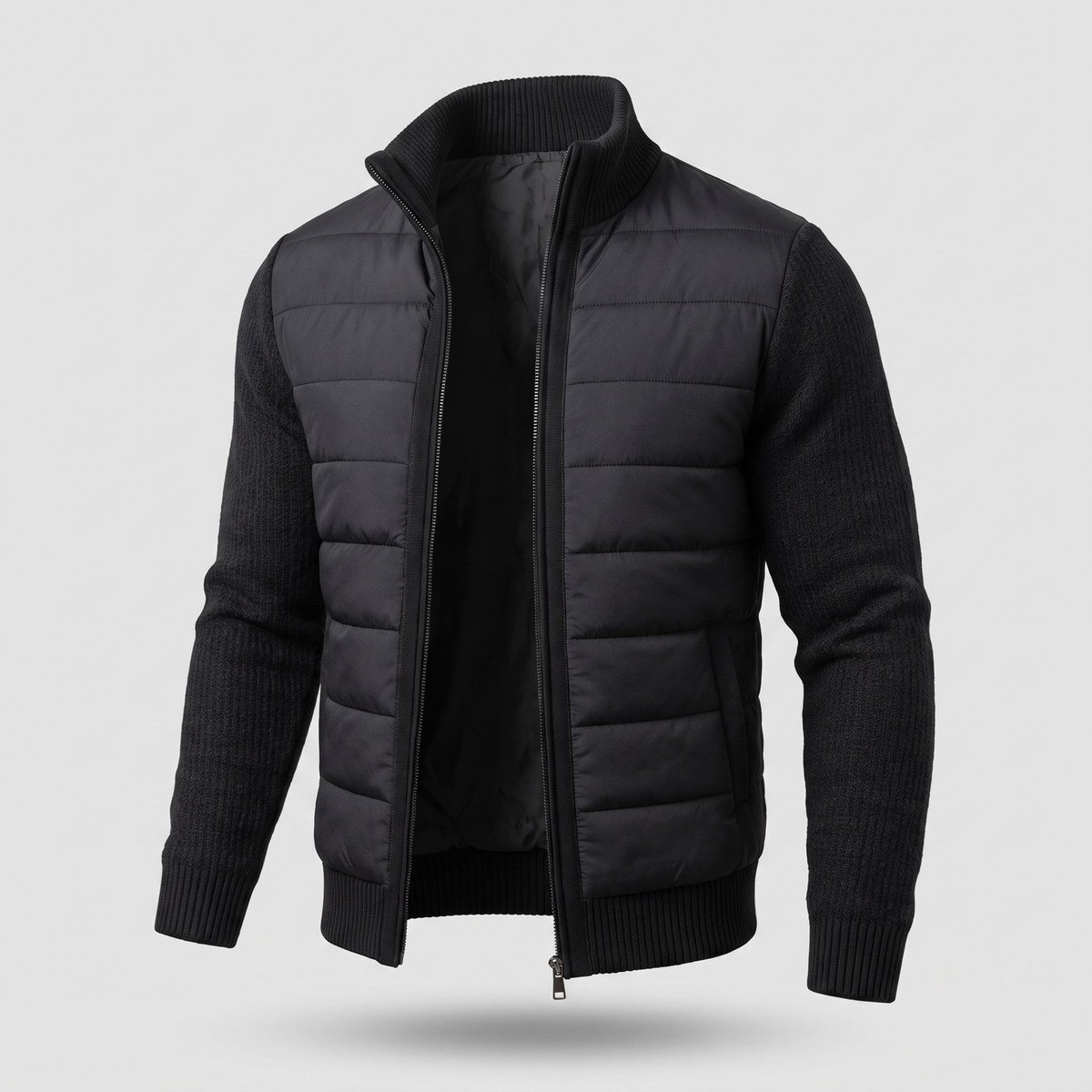 Schwarze Steppjacke mit gerippten Strickärmeln, offener Reißverschluss, schräge Seitenansicht mit sichtbarem Futter 6