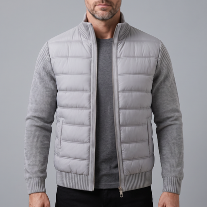 Mann trägt die hellgraue Steppjacke mit Strickärmeln offen über einem dunkelgrauen T-Shirt, Frontansicht 1