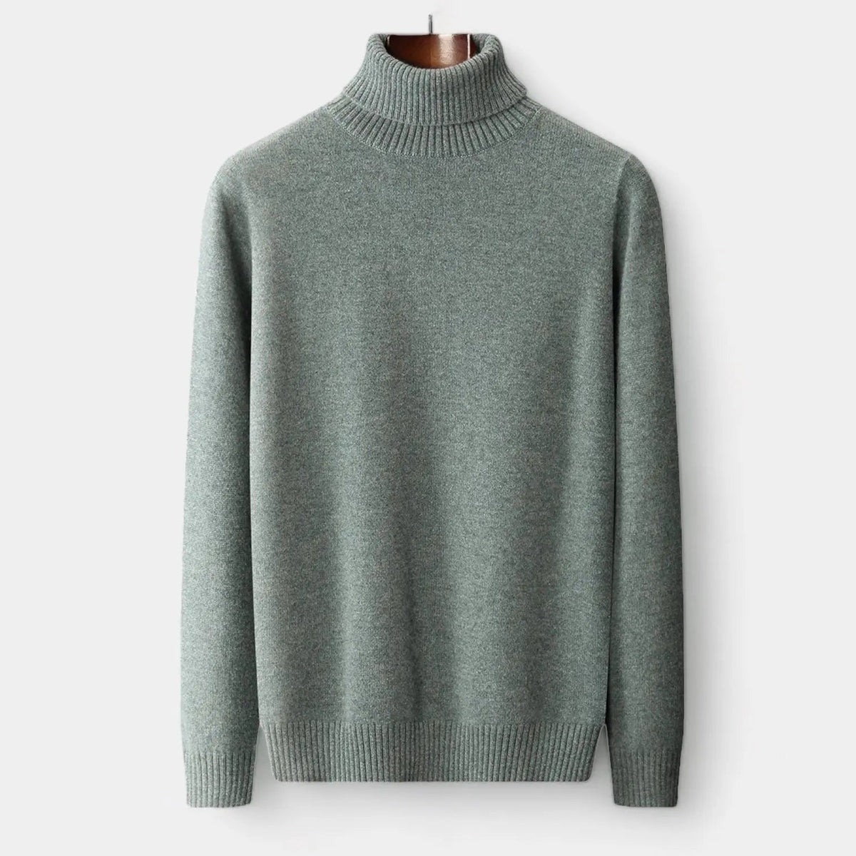 Graugrüner Strickpullover mit hohem Rollkragen, Vorderansicht, auf einem Kleiderbügel aufgehängt 1