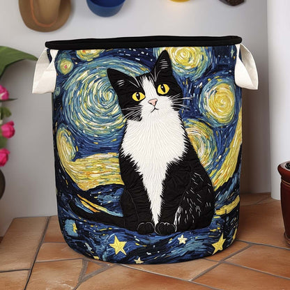 Runder gesteppter Korb mit sitzender schwarz-weißer Katze vor wirbelndem Sternenhimmel, hellen Stoffgriffen und schwarzem Rand, auf Fliesenboden. 1