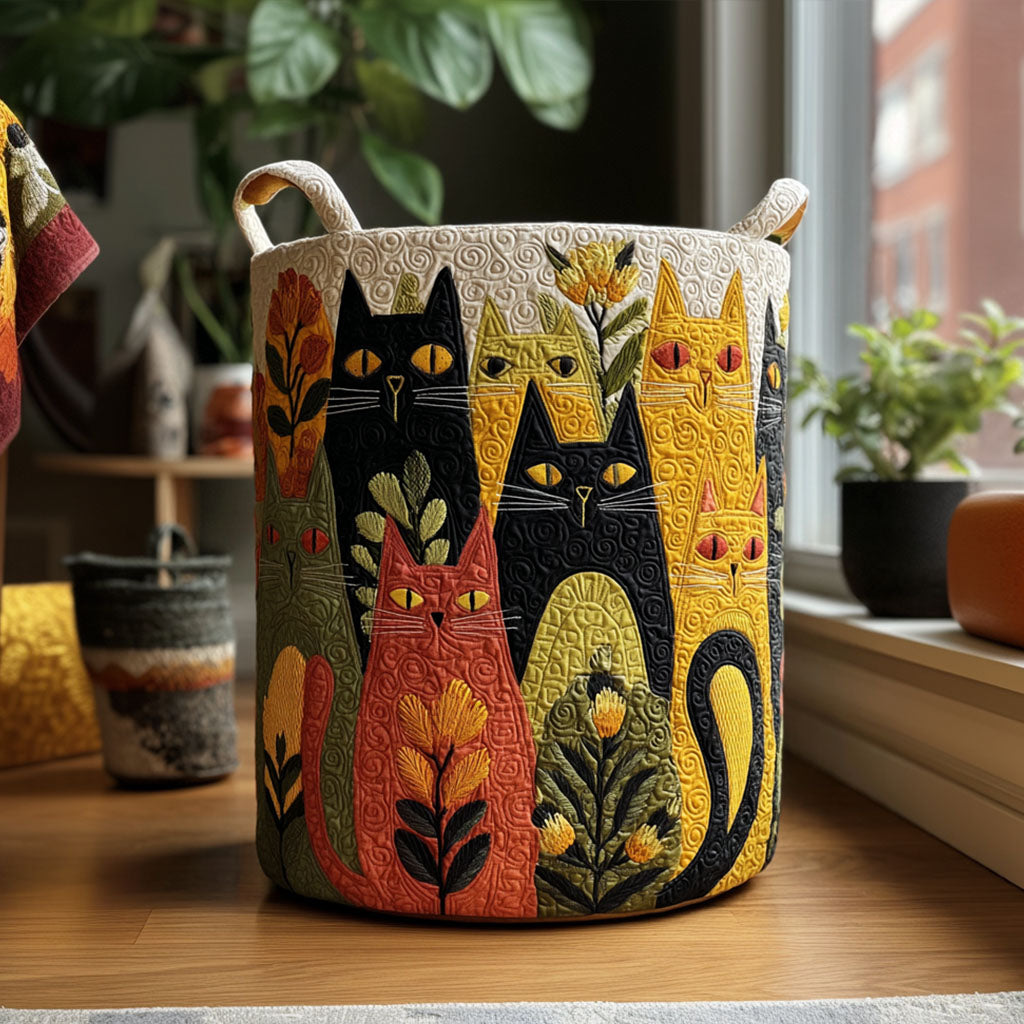 Runder Wäschekorb mit bunten gesteppten Katzen und Blumen, mit zwei Stoffgriffen, auf einem Holzboden vor dem Fenster zwischen Zimmerpflanzen. 1