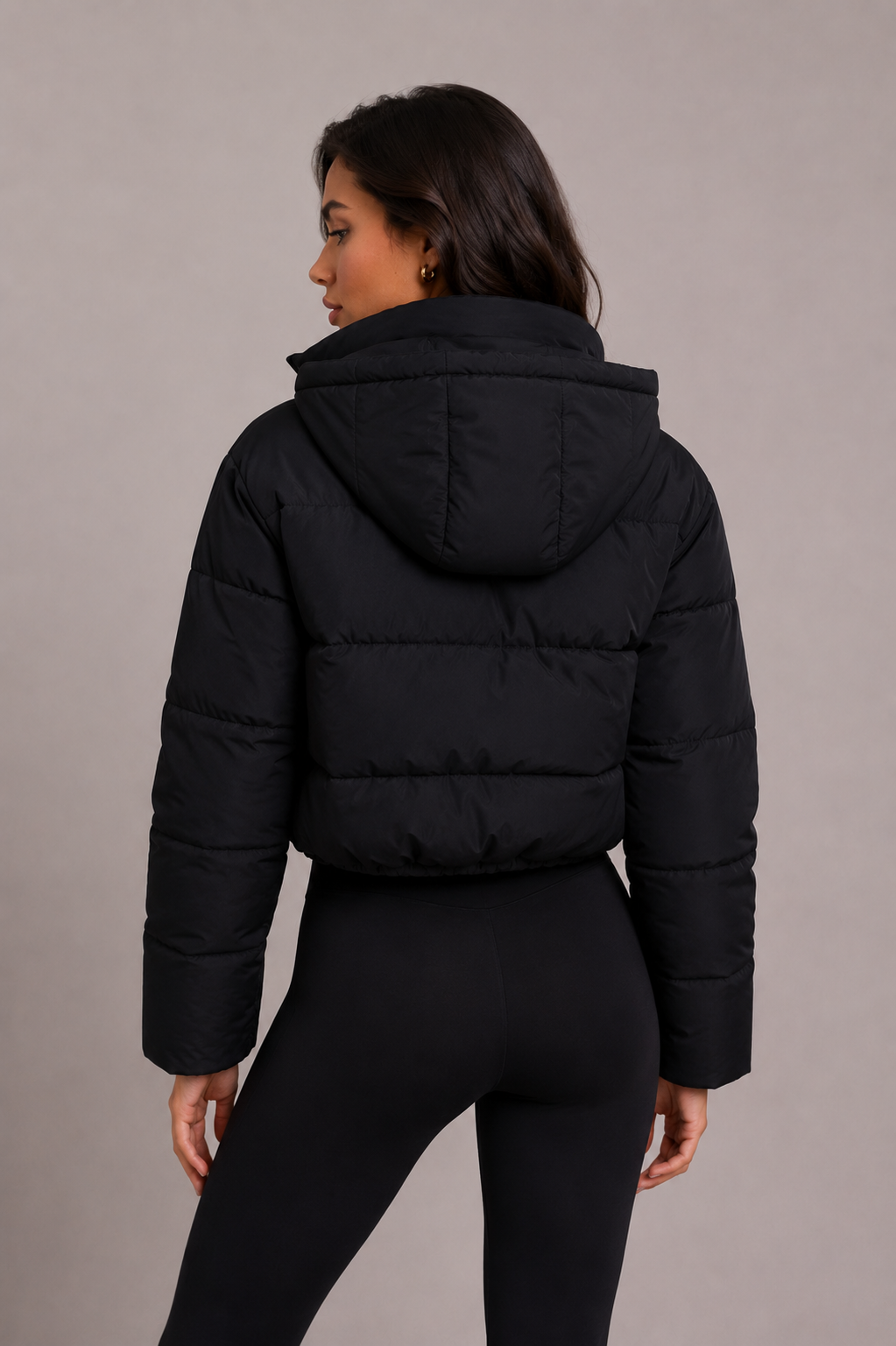 Rückansicht der schwarzen kurzen Steppjacke mit Kapuze und gesteppten Ärmeln, 4