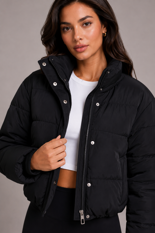 Schwarze kurze Steppjacke mit Stehkragen, Reißverschluss und Druckknöpfen, Nahaufnahme vorn, 1