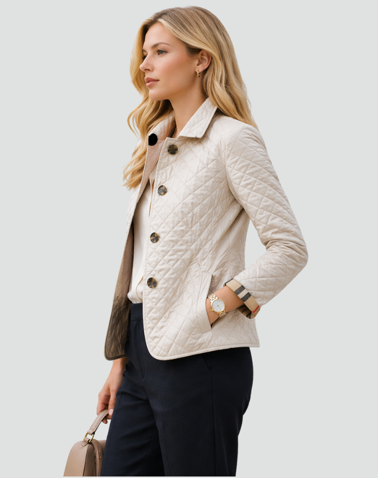 Detail der cremefarbenen Steppjacke mit Rautensteppung und Knopfleiste