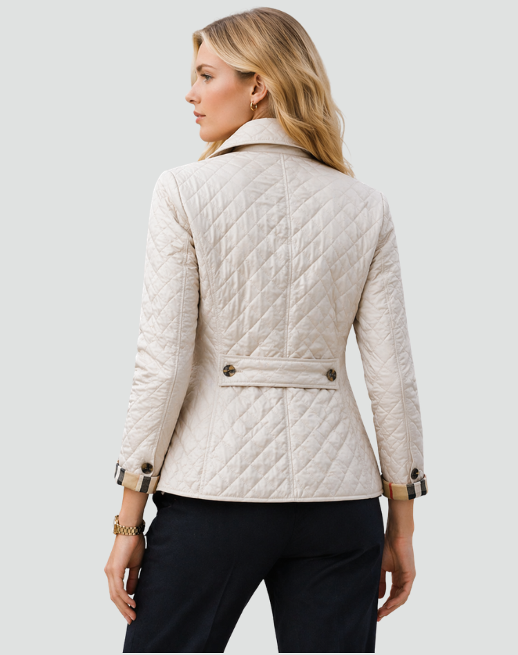 Rückansicht der cremefarbenen Steppjacke mit Rautensteppung und Riegel