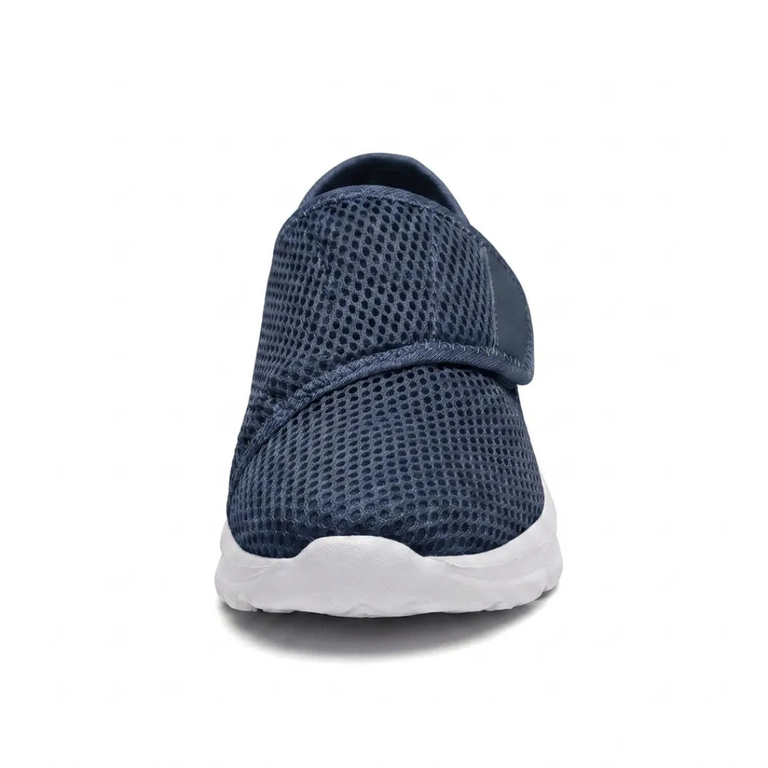 Frontansicht des marineblauen Schuhs mit Klettband über dem Rist und weißer Sohle. 8