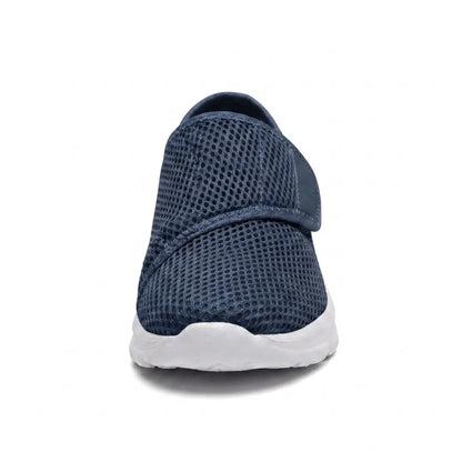 Frontansicht des marineblauen Schuhs mit Klettband über dem Rist und weißer Sohle. 8
