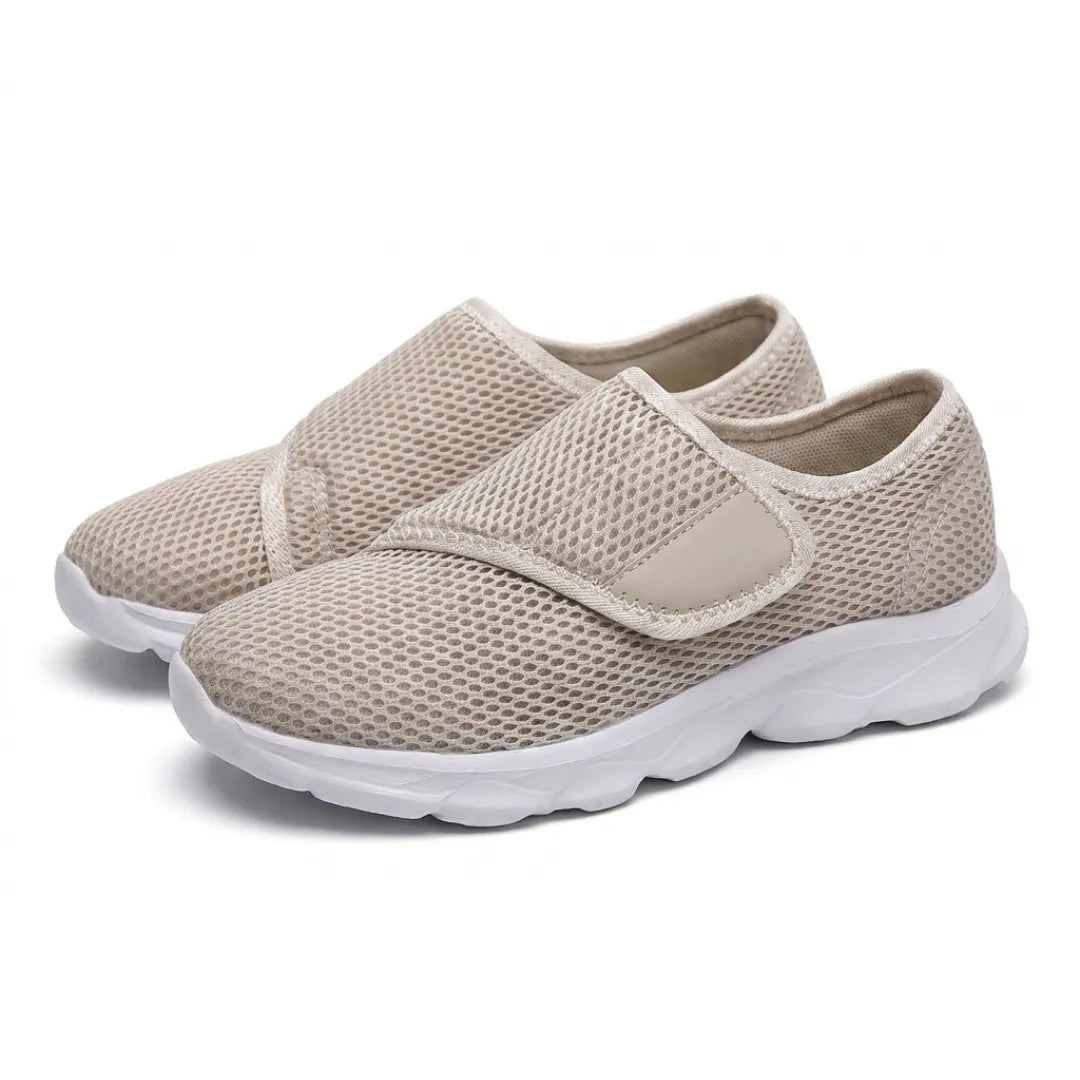 Paar beige Netzschuhe mit Klettverschluss und weißer, gedämpfter Sohle, schräg von vorne auf weißem Hintergrund fotografiert. 34