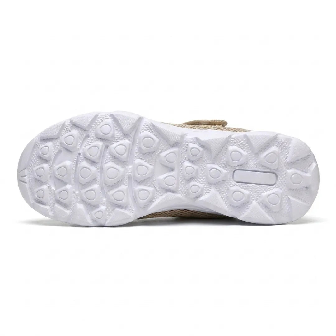 Unterseite der weißen Sohle mit Profil aus dreieckigen und runden Noppen für Halt und Rutschfestigkeit, am Rand der beige Schuh sichtbar. 36