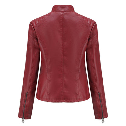 Rote Damen-Lederjacke, Rückansicht, Reißverschlüsse an den Ärmeln, modisch, elegant.