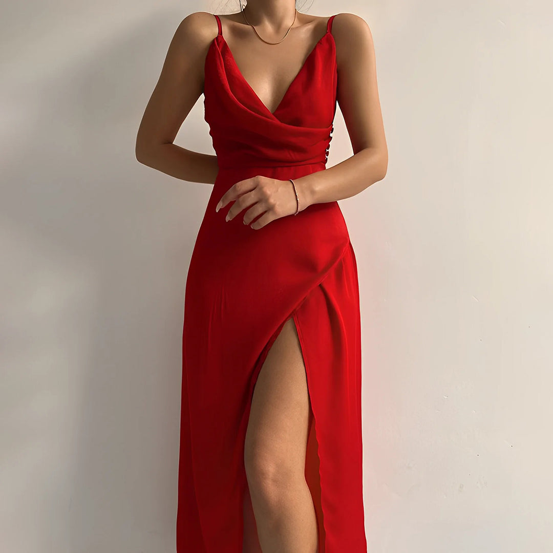 Frau in rotem Abendkleid mit Beinschlitz, elegantes Design, ärmellos, modisch.