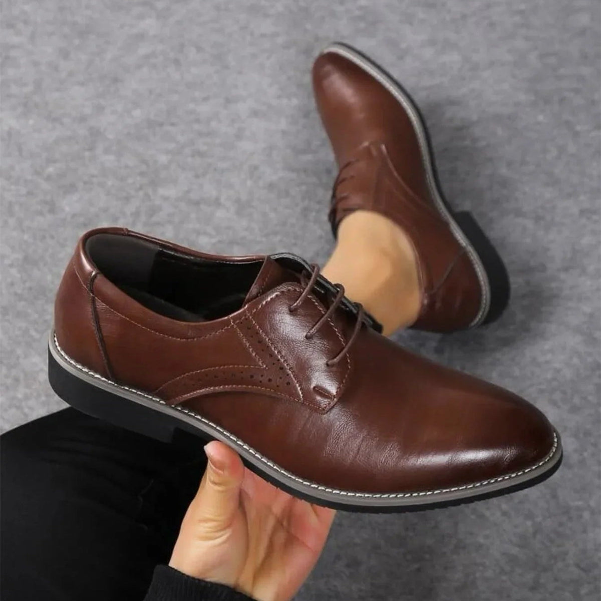 Herrenschuhe mit geschlossener Schnürung in Braun mit Brogue-Lochmuster, detail
