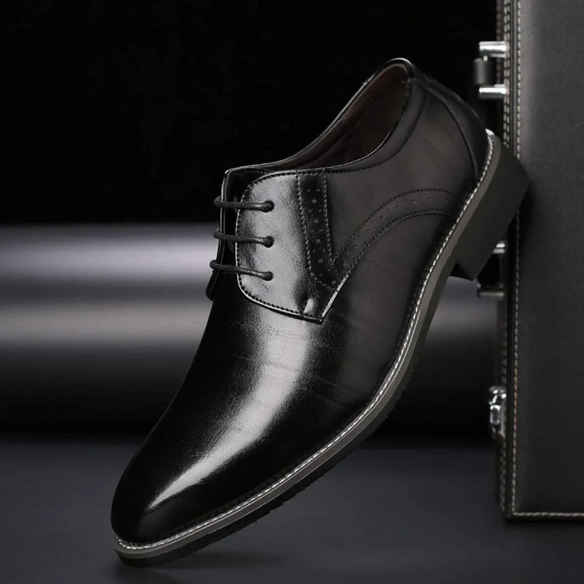 Herrenschuhe mit geschlossener Schnürung in Braun mit Brogue-Lochmuster, detail