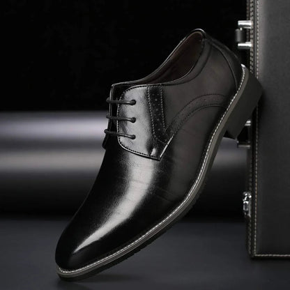 Herrenschuhe mit geschlossener Schnürung in Braun mit Brogue-Lochmuster, detail