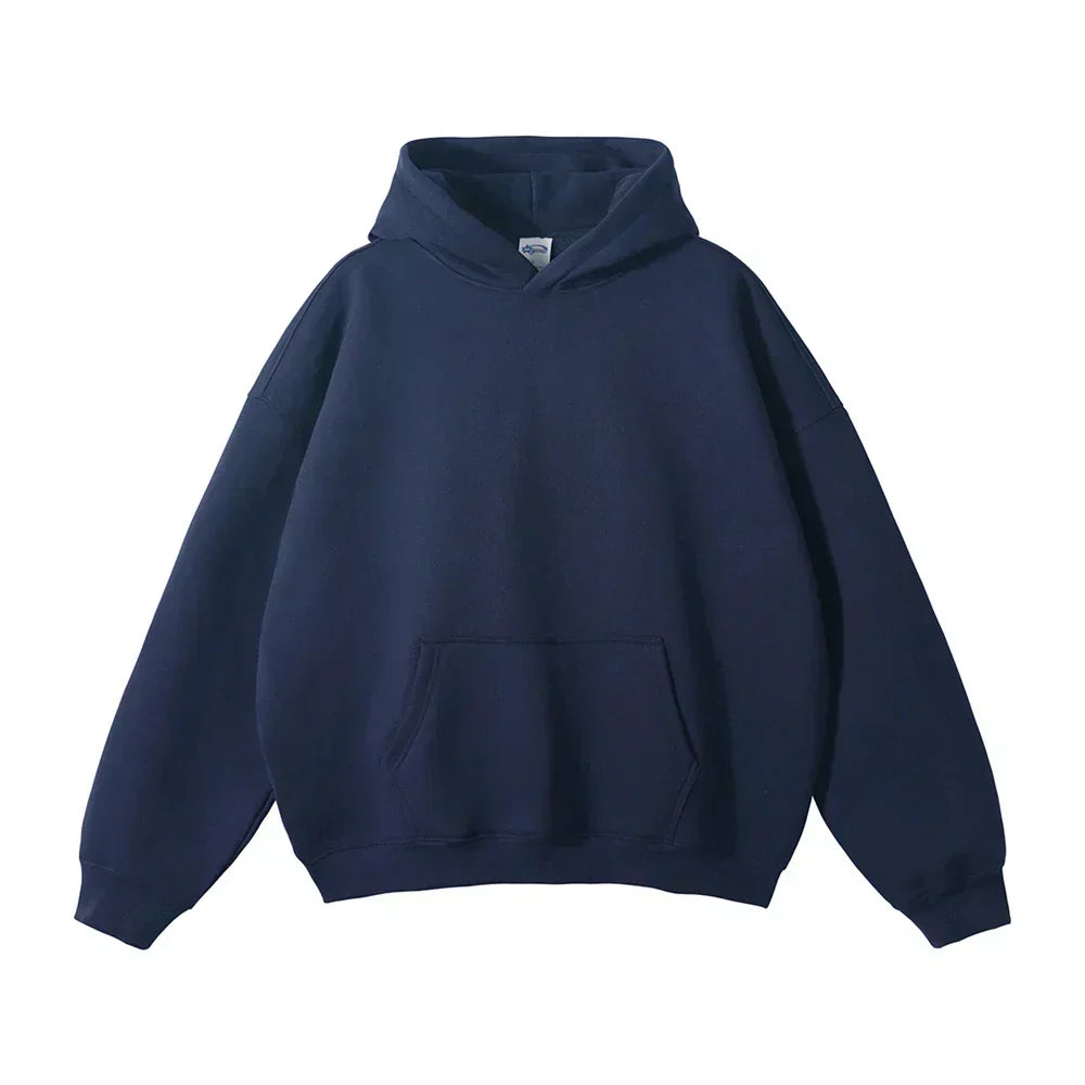 Lockerer Herren-Kapuzenpullover in Dunkelblau mit Kängurutasche und Rippbündchen, Frontansicht, flach auf weißem Hintergrund.