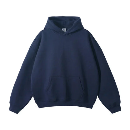 Lockerer Herren-Kapuzenpullover in Dunkelblau mit Kängurutasche und Rippbündchen, Frontansicht, flach auf weißem Hintergrund.