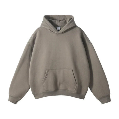 Lockerer Herren-Kapuzenpullover in Graubraun mit großer Kängurutasche und überschnittenen Schultern, Frontansicht.