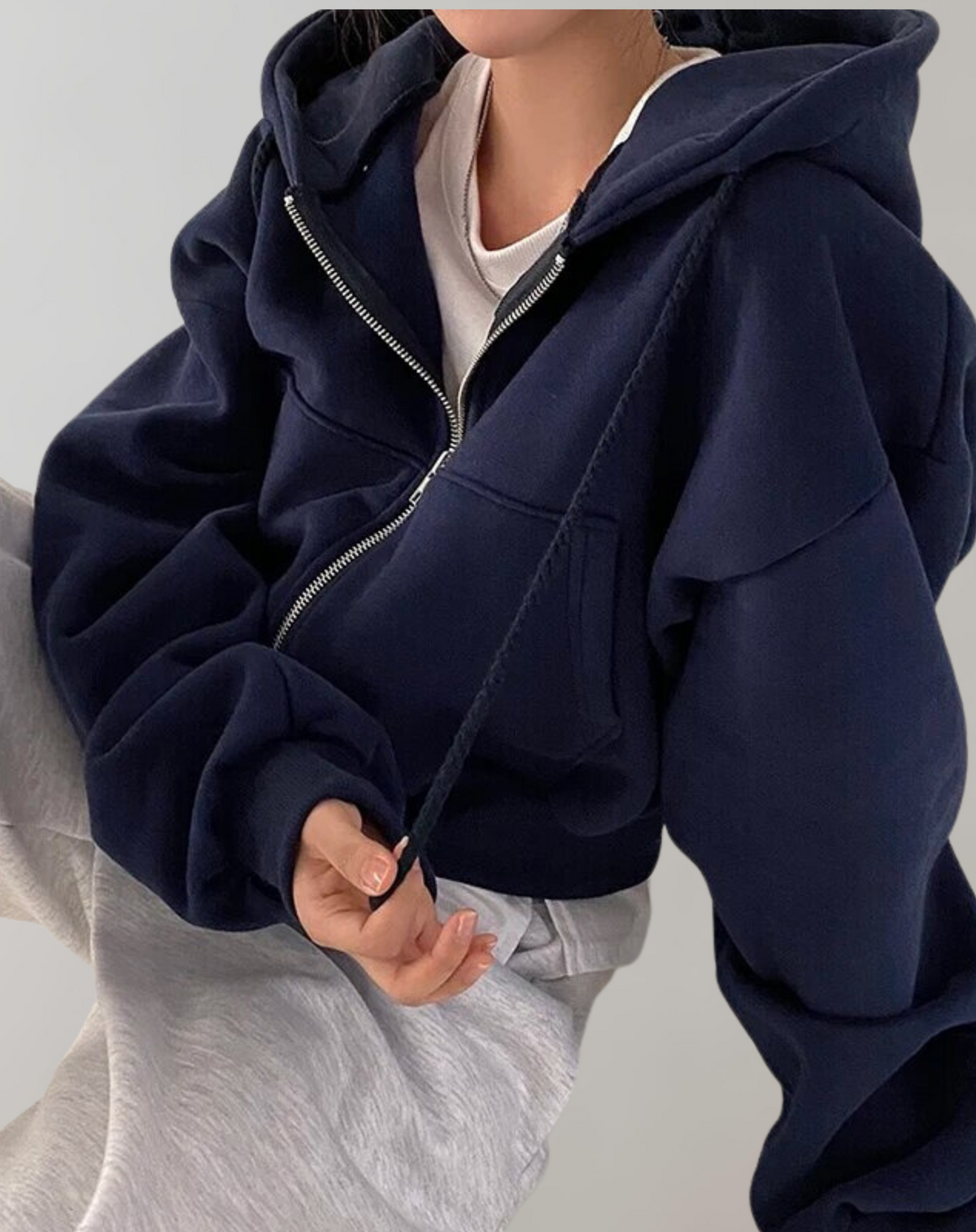 Marineblauer Hoodie mit offenem Reißverschluss, Kängurutasche und Kordel.