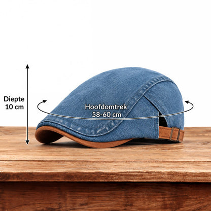 Blaue Schiebermütze auf Holztisch mit Maßpfeilen für Tiefe und Kopfumfang.