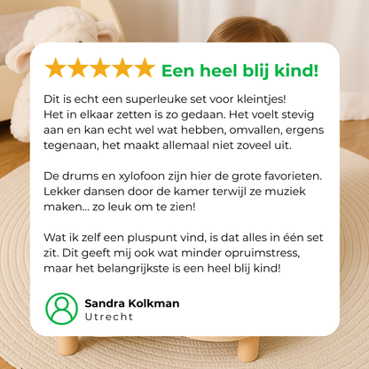 Bewertungsgrafik mit fünf Sternen und niederländischem Kundentext über das Set, im Hintergrund ein Kind mit Plüschschaf, teilweise verdeckt. 7