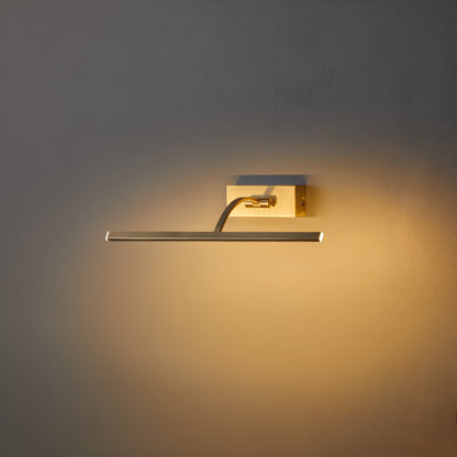 Schräg angewinkelte Bildleuchte an der Wand, der gebogene Arm taucht die Wand in warmes Licht 3