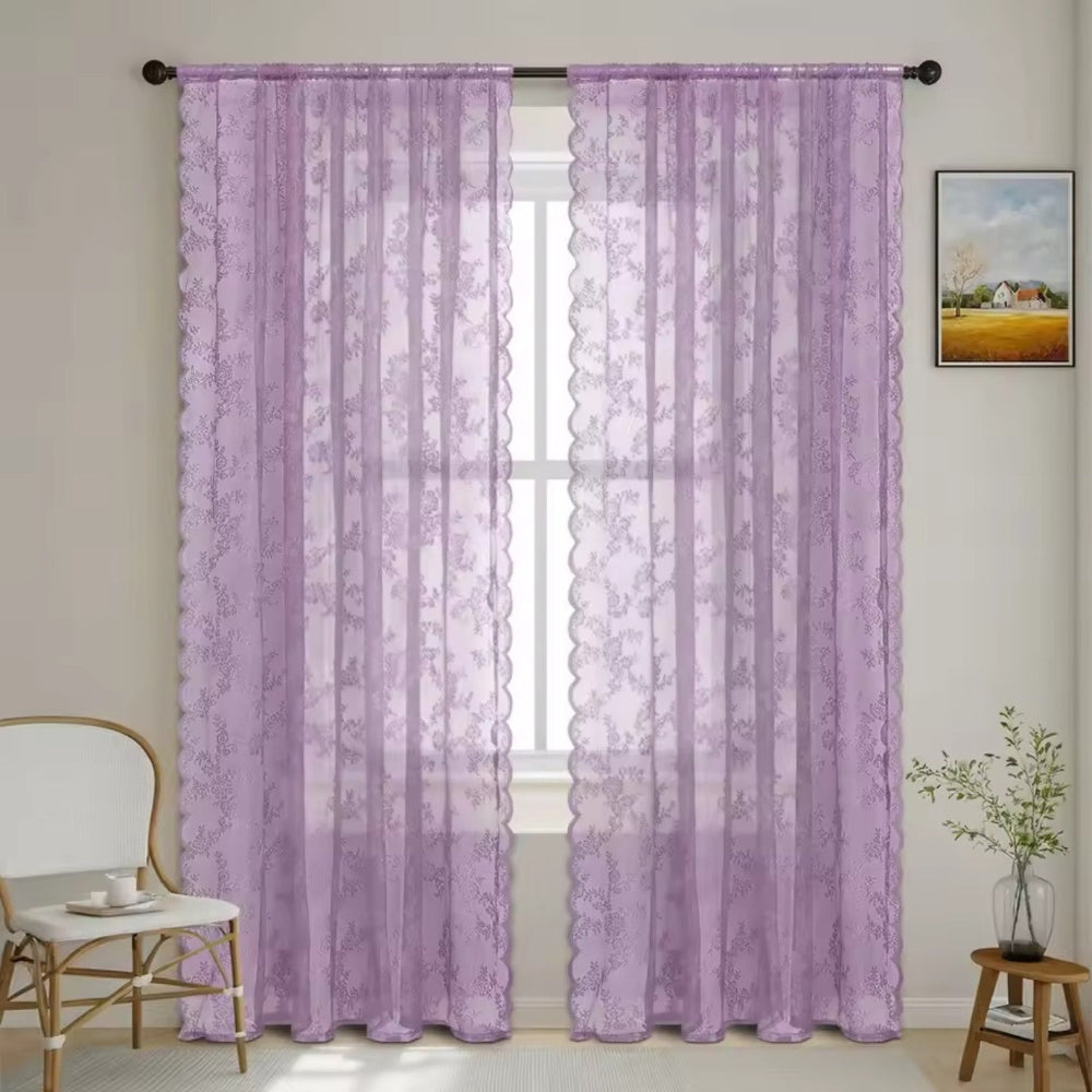 Zwei fliederfarbene transparente Spitzenvorhänge mit Blumenmuster und gewellter Kante an einer dunklen Stange vor einem Fenster. 10