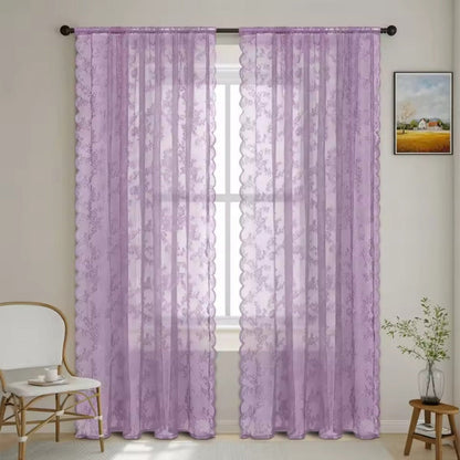 Zwei fliederfarbene transparente Spitzenvorhänge mit Blumenmuster und gewellter Kante an einer dunklen Stange vor einem Fenster. 10