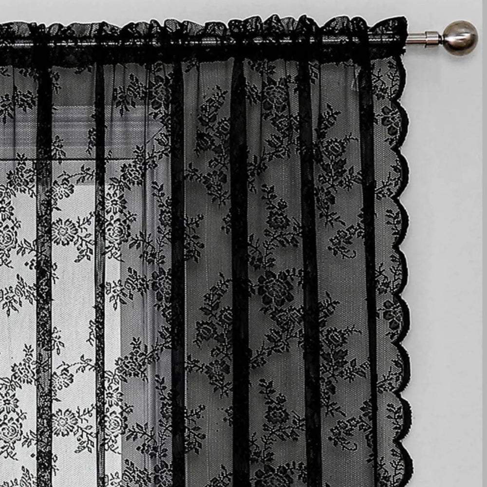 Detailansicht der oberen Ecke eines schwarzen Spitzenpaneels mit Stangentasche, Rosenmuster und Wellenkante an einer Gardinenstange mit Metallknauf. 4