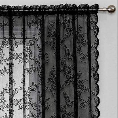 Detailansicht der oberen Ecke eines schwarzen Spitzenpaneels mit Stangentasche, Rosenmuster und Wellenkante an einer Gardinenstange mit Metallknauf. 4