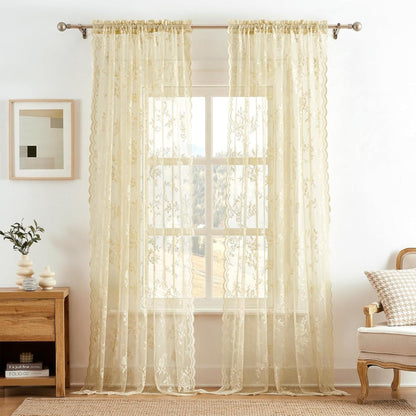 Zwei cremefarbene feine Spitzenpaneele mit Blumenmuster an einer Metallstange vor einem Fenster mit Blick auf eine Berglandschaft. 8