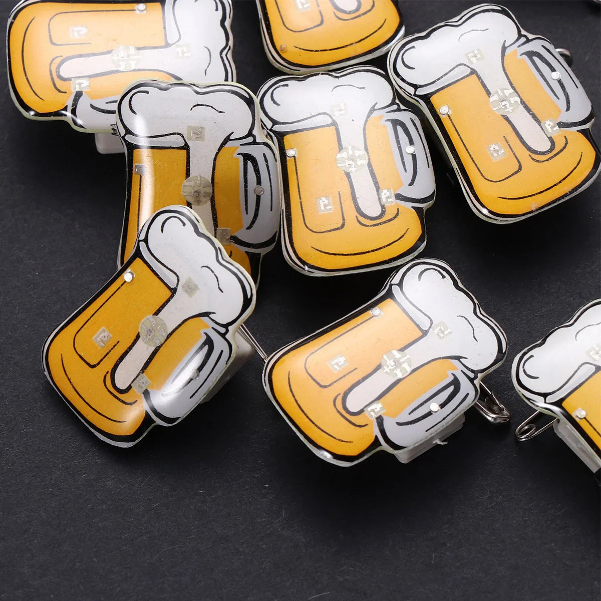 LED Anstecknadeln Bierkrug – LichterFreude Oktoberfest 2026