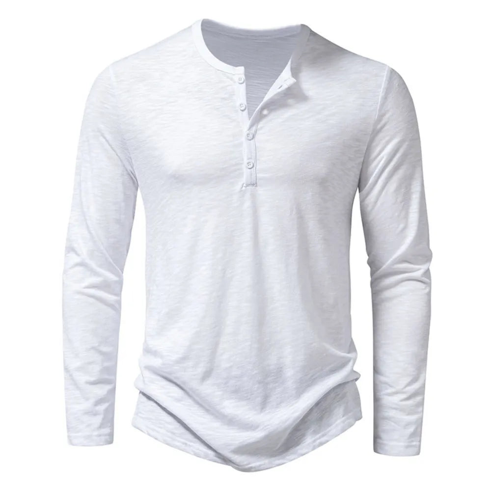 Weißes Langarm-Henley von vorn mit heller Knopfleiste und Rundhalsausschnitt. 9