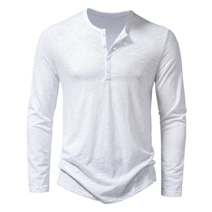 Weißes Langarm-Henley von vorn mit heller Knopfleiste und Rundhalsausschnitt. 9