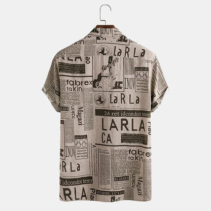 Beige Herrenhemd mit Zeitungsdruck, Kurzarm, Baumwolle, lässig, modisch, Sommermode.