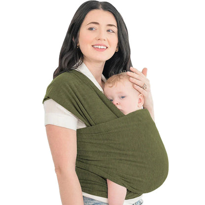Frau mit Baby in grünem Tragetuch, bequemes Babytragetuch, weiches Material, Alltag.