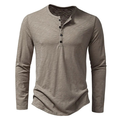 Langarm-Henley-Shirt in Taupe von vorn mit Knopfleiste und Rundhalsausschnitt, meliert strukturierter Stoff. 1