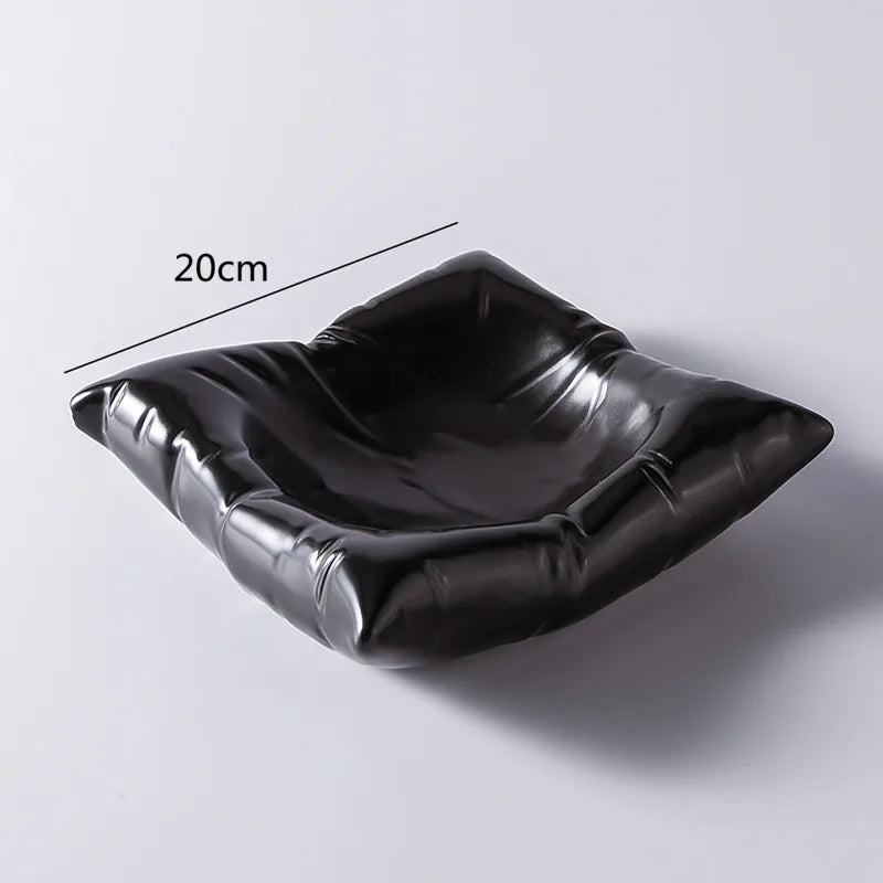Leere schwarze keramische Servierschüssel in Wolkenform, Detail mit 20 cm
