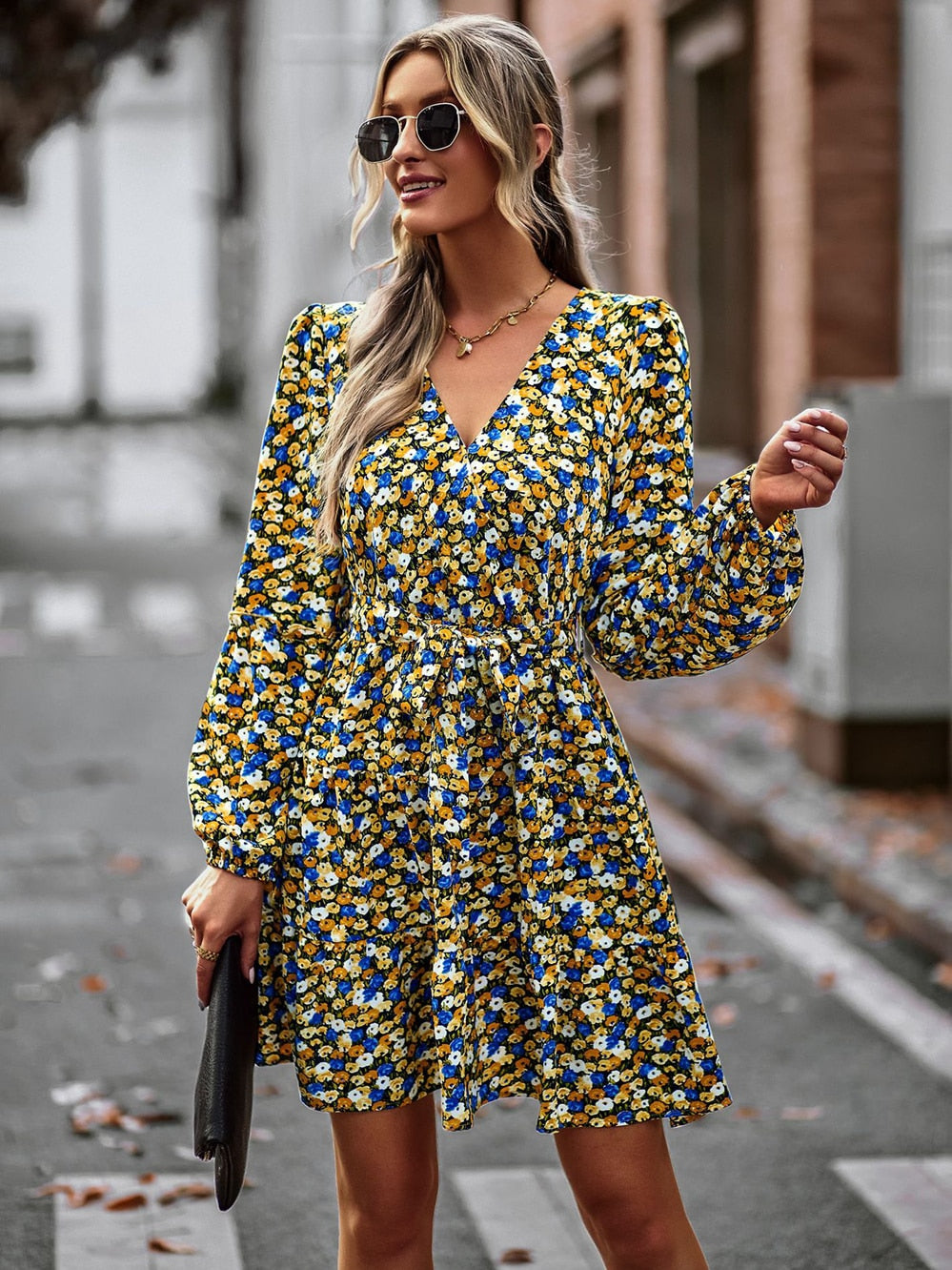 Herbstliches Mini-Kleid mit Gürtel und Rüschen – Noëlle