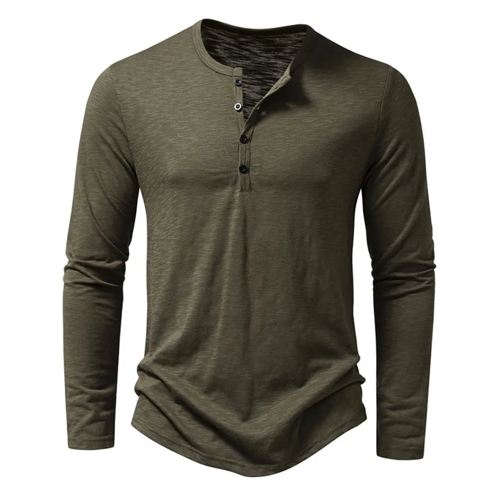 Henley-Shirt in Olivgrün von vorn mit vierteiliger Knopfleiste und langen Ärmeln. 4