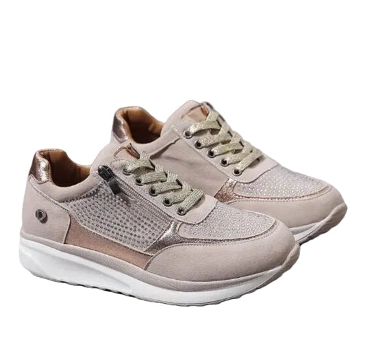Paar beigefarbene Schnürschuhe mit Seitenreißverschluss, Glitzersteinen und weißer Sohle, freigestellt vor weißem 1