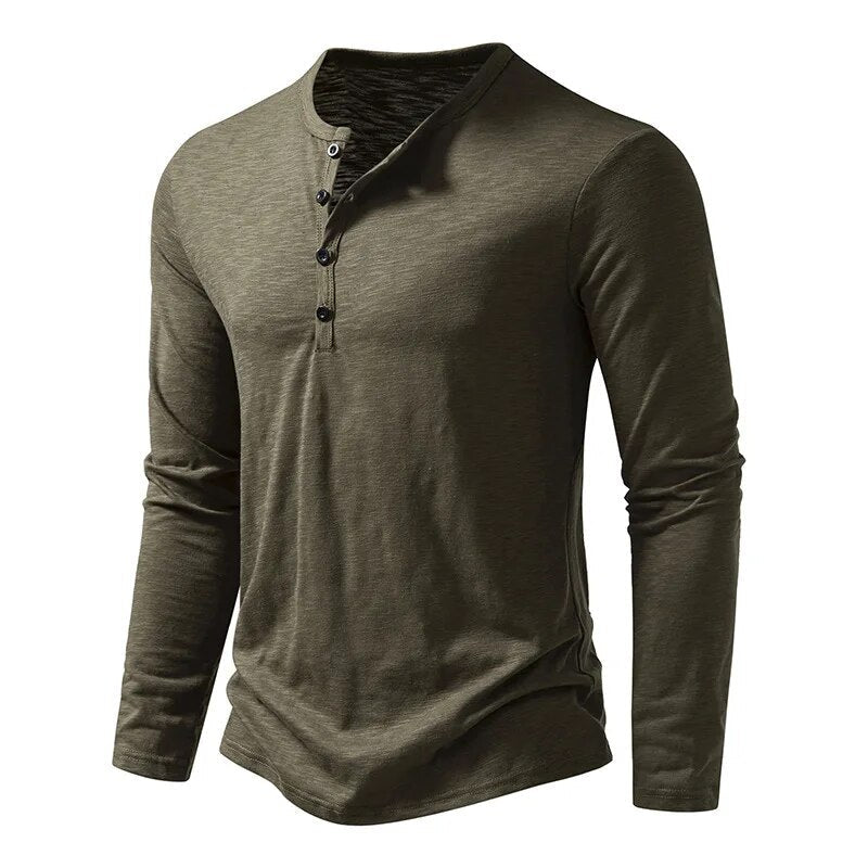 Olivgrünes Henley-Shirt in schräger Seitenansicht mit dunklen Knöpfen am Ausschnitt. 5