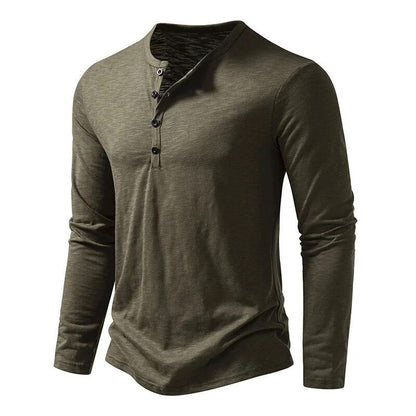 Olivgrünes Henley-Shirt in schräger Seitenansicht mit dunklen Knöpfen am Ausschnitt. 5