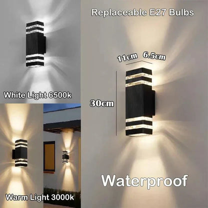 Schwarze Außen-LED-Wandlampe mit Maßangaben und Up- und Downlight-Effekt in einer Detailansicht.