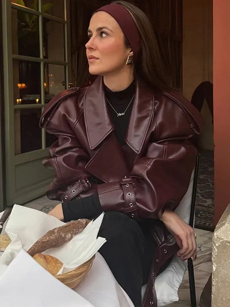 Herbstliche Damen Lederjacke in Kirschrot mit Reverskragen – Livana
