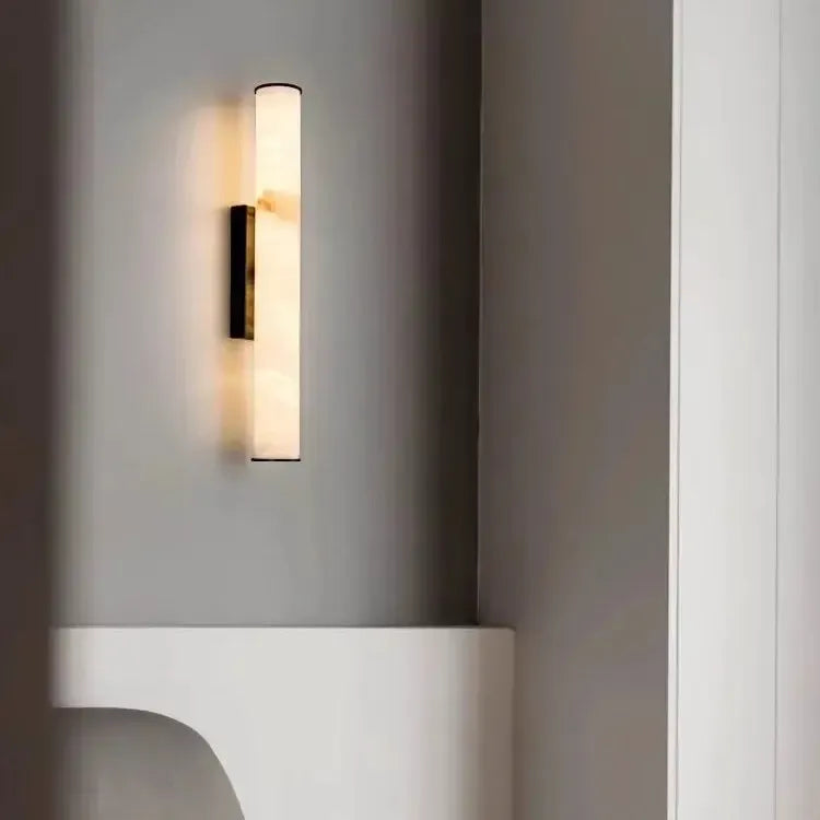 Marmor-Wandleuchte mit dunkler Halterung in einer grauen Wandnische