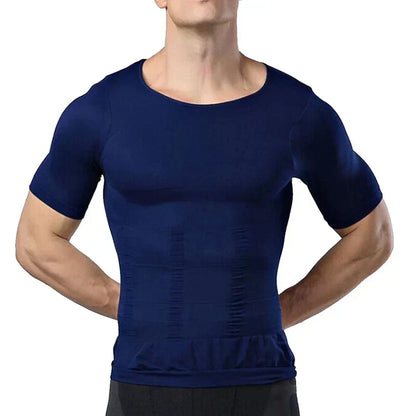 Mann mit in die Hüften gestützten Händen im dunkelblauen, körpernah sitzenden Kurzarm-Shirt, Vorderansicht.