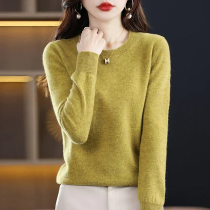 Senfgelber Pullover, Hand an Hals und Kragen geführt, kombiniert mit heller Hose 13