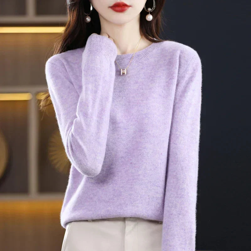 Fliederfarbener Pullover mit Rundhals, Hand am Hals, getragen mit heller Hose 17